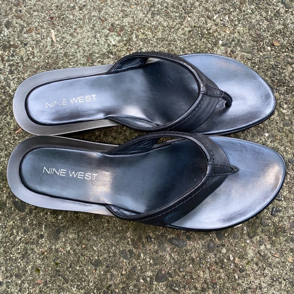 Nine West black wedge flip flops